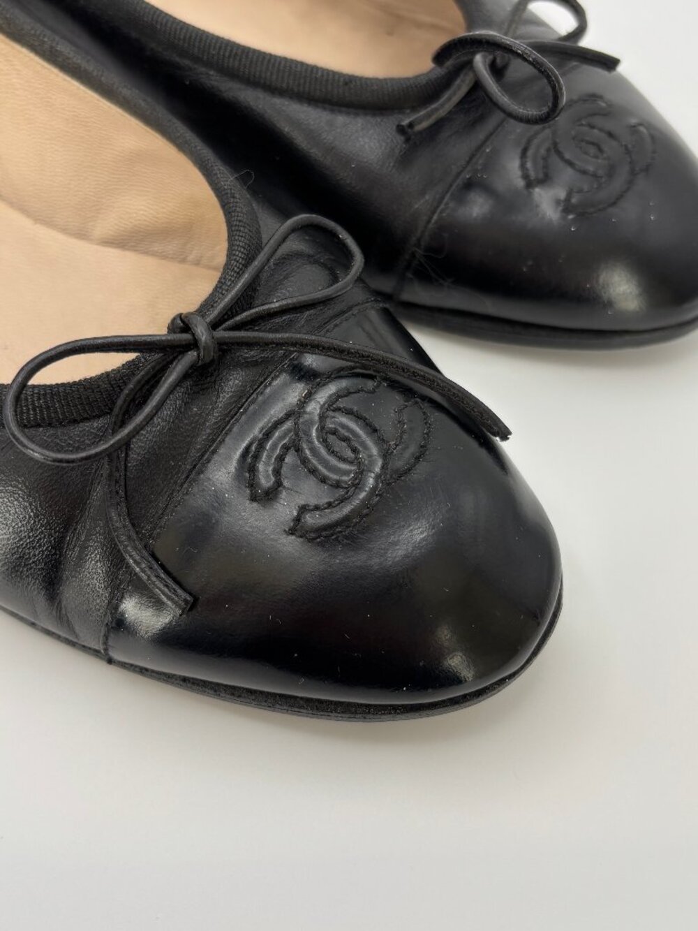 CHANEL Black Leather CC Logo Bow Ballet Flats Size 35.5 - Picture 2 of 8
